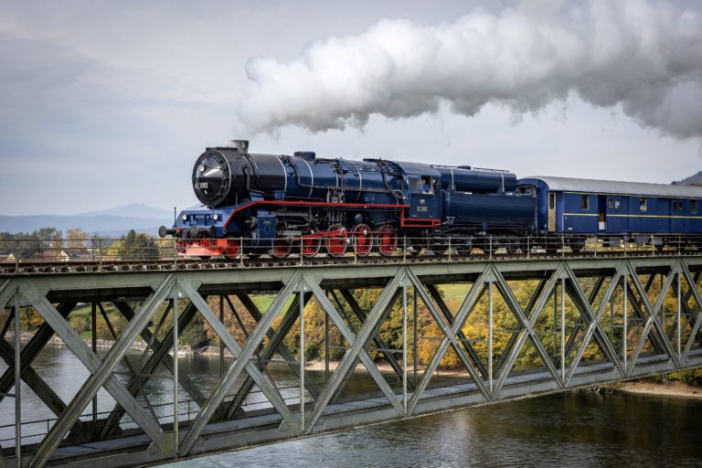 52 8055 der DLM AG am 19.10.2025 auf der Hemishoferbrücke, Foto Cedric Mühlemann