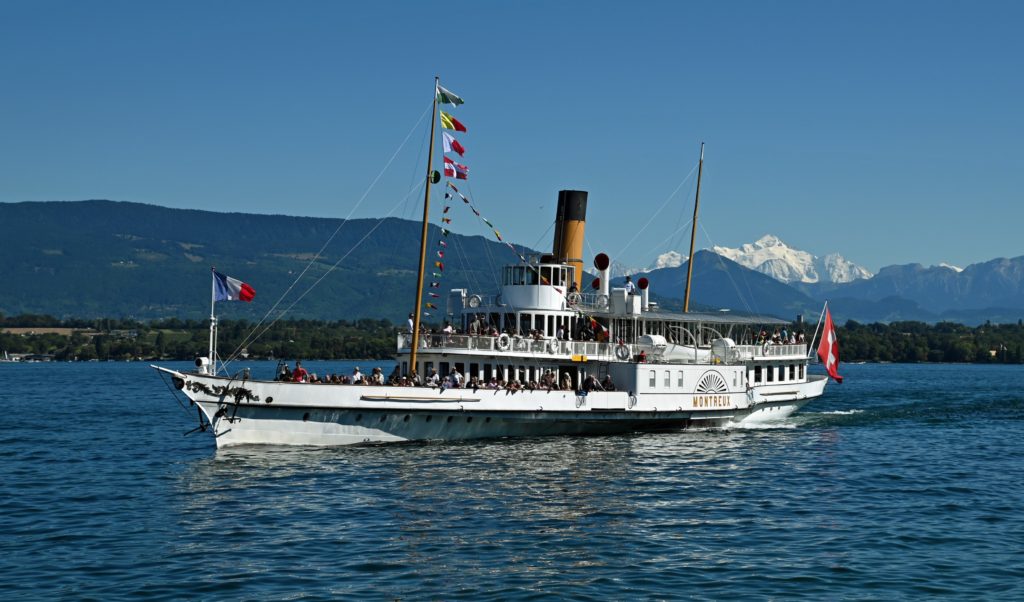 CH_CGN_Mx_Versoix_Ank K1061 v v Bb mit Mont Blanc_2025-08-31_akorr-ka_sk20 DS Montreux der CGN bei Versoix am 31.08.2025, im Hintergrund ist der Mont Blanc zu sehen (Foto Robert Horlacher)