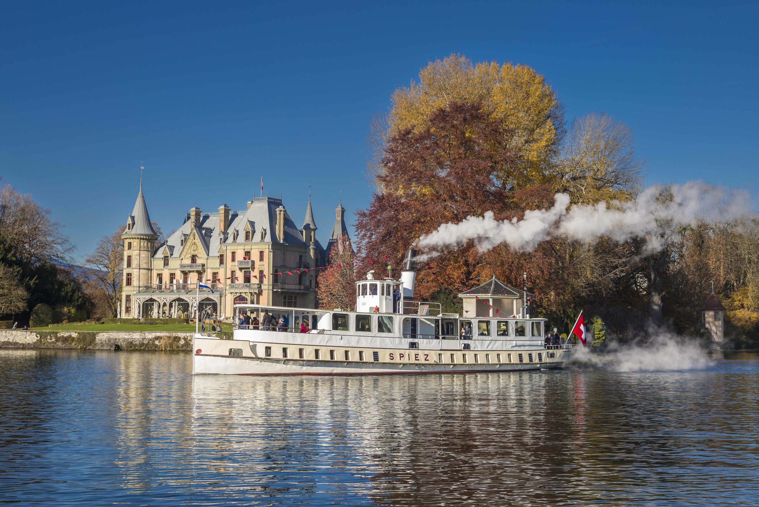 DS Spiez 8.11.2025 - letzte Fahrten_Oliver_Bachmann Das Dampfschiff Spiez in voller Fahrt vor dem Schloss Schadau in Thun, Foto Olivier Bachmann