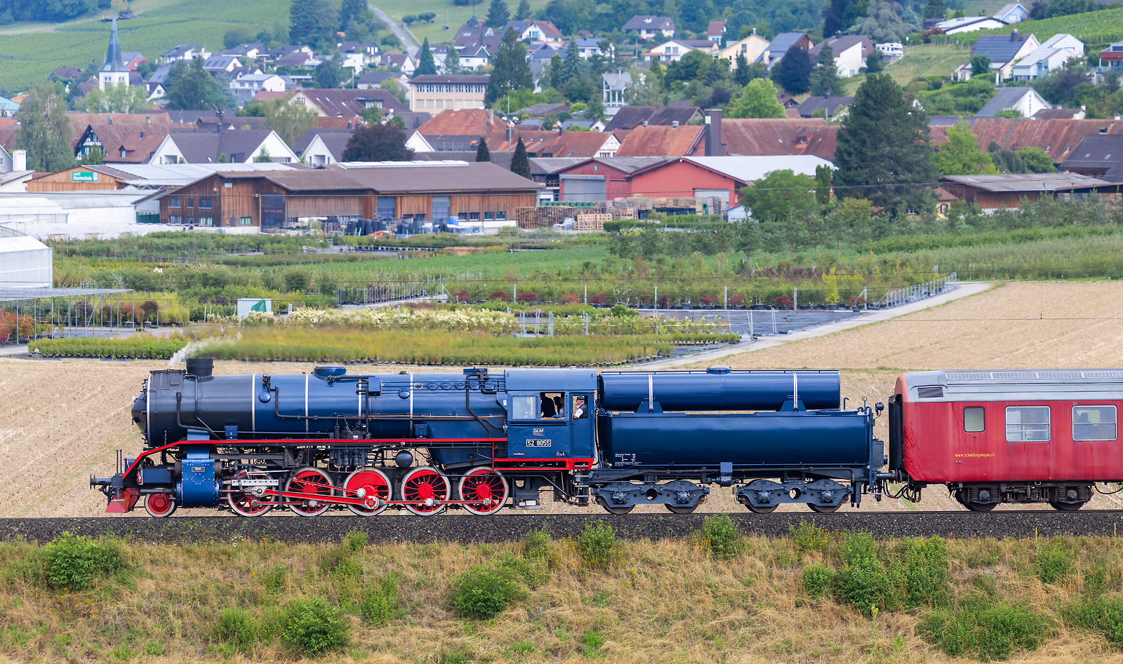 Dampflokomotive 52 8055, bei Rafz, Foto Georg Trüb. Dampflokomotive 52 8055, bei Rafz, Foto Georg Trüb.